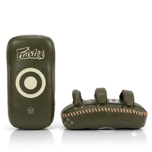 Bouclier d'entraînement avec coussinets de protection épais, sangles réglables et structure ergonomique incurvée - Product Image 4