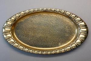 Bandeja decorativa ovalada de latón con textura martillada, diseño tradicional, artesanía metálica, pieza única, elegante bandeja para mesa de comedor. - Product Image 6