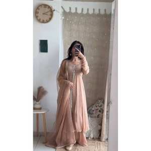 Ensemble de costumes de soirée pour femmes de créateur avec une belle combinaison haut-bas Dupatta - Product Image 3