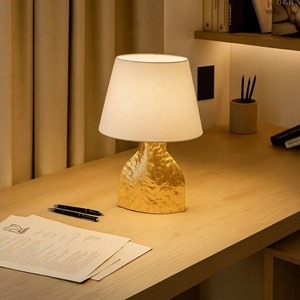 Lámpara de Mesa de Metal Forjado Artesanal con Acabado Dorado Martillado y Pantalla de Lino, Construcción Duradera, Iluminación Ambiental Elegante para el Hogar - Product Image 6