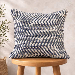 Coussin décoratif Chevron noir et blanc 24 × 24 pouces, housse de coussin en coton géométrique bohème, accent décoratif tissé en zigzag pour style marocain - Product Image 1