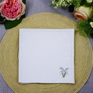 Lin 100 % naturel, doux mais résistant, la broderie bleuet ajoute une touche d'élégance printanière – idéal pour les dîners raffinés, les mariages et les événements. - Product Image 2