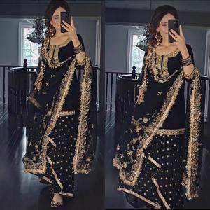 Conjunto de tres piezas de seda malaya bordada con falda dhoti de georgette sintética y dupatta con lentejuelas para fiesta (NW 3023)DC - Product Image 1