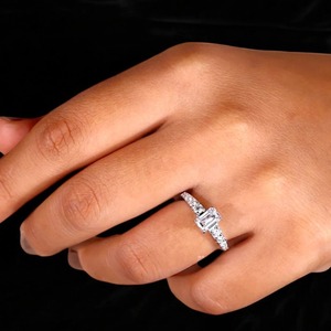 Bague de fiançailles en or blanc avec diamant taille émeraude, sertie pavé, classique, pour femme, bijoux fins - Product Image 6