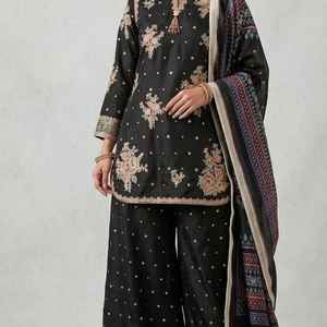 Elegante traje semiformal de 3 piezas para mujer, en tela de algodón, bellamente adornado con bordado tilla y delicado trabajo de lentejuelas. - Product Image 1