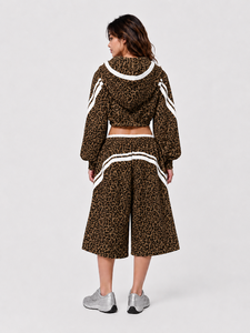 Ensemble deux pièces pour femme : sweat à capuche imprimé léopard original avec détails contrastants et short large en molleton doux - Product Image 2