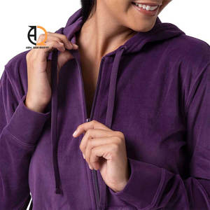 Ensemble de survêtement personnalisé pour femme en nylon, coupe-vent léger, sans couture, avec logo, pour l'été (hoodie et short) - Product Image 3