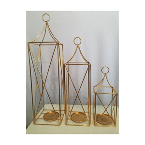 Elegante Juego de Faroles de Metal Dorado con Copas de Vidrio, Portavelas Decorativos para Interiores y Exteriores - Product Image 6