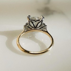 Anillo de 5 Piedras con Diamante de Corte Asscher de 2.02CT Cultivado en Laboratorio, con Oro Sólido de 14K, Regalo Romántico Sorpresa para Parejas - Product Image 5