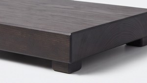 Tabla de cortar rectangular de madera con veta oscura y patas para cocina - Product Image 3
