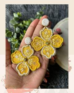 Boucles d'oreilles élégantes en perles de verre pour tenue de mariage, rehaussant un look sophistiqué avec des détails perlés légers - Product Image 3