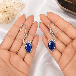 Fournisseur en gros Boucles d'oreilles pendantes classiques pour femmes, plaquées argent oxydé, de haute qualité, traditionnelles, avec saphir serti clos et fermoir crochet - Product Image 3