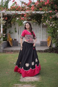 Lehenga Choli Romano Puro de Alta Calidad con Hermoso Diseño de Encaje Gota Patti, Traje Indio Perfecto para Eventos Culturales como Navratri - Product Image 4