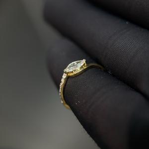 Bague en diamant de qualité supérieure cultivé en laboratoire avec une taille ronde, idéale pour les collections de fiançailles, de mariage et de mariée, ainsi que pour les marques à label privé. - Product Image 3