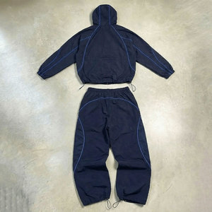 Ensemble coupe-vent personnalisé : veste légère et short pour homme, survêtement personnalisé avec pantalon contrastant - Product Image 3