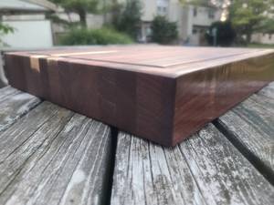 Planche à découper en bois d'acacia, fabriquée à la main par un artisan professionnel. - Product Image 3