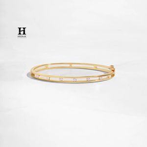 Brazalete Minimalista de Doble Barra con Diamantes Cultivados en Laboratorio de Corte Redondo, Oro de 14K, Brazalete con Piedras Flotantes - Product Image 1
