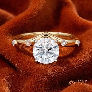 แหวนหมั้นทองคำ 14K ลายเชฟรอนประดับเพชรเม็ดเดี่ยวพร้อมดีเทลด้านข้าง – แหวนหมั้นทรงวิชโบน ทองคำเคลือบเงิน ทรงกลม ตัดแบบวีริง - Product Image 1