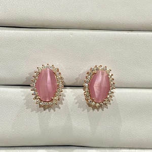 ต่างหูห่วงมุกธรรมชาติทรงกลมประดับพลอยสีชมพู ชุบทองคำขาว 14K ดีไซน์เรียบหรูสไตล์วินเทจ ของขวัญสำหรับเธอ - Product Image 3