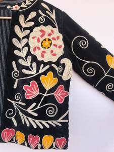 Chaqueta corta Suzani, abrigo corto con estampado floral, el mejor diseño y calidad, el mejor abrigo bohemio de terciopelo Suzani con bordado floral. - Product Image 4