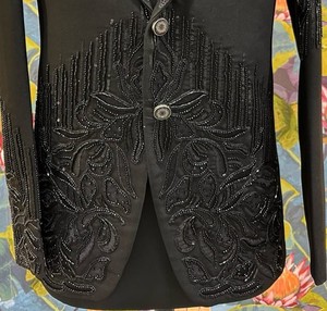 เสื้อเบลเซอร์ทักซิโด้สีดำสนิท รุ่น TR Lachka ป้องกันรอยยับ พร้อมปกเสื้อแบบ Shawl ประดับลายดอกไม้ 3 มิติ สี Shadow Petal และชายเสื้อแบบ Fringe เหมาะสำหรับเจ้าบ่าว - Product Image 3