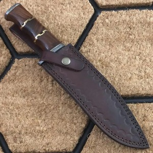 Cuchillo de caza hecho a mano de acero de Damasco con mango de madera, hoja fija de punta caída y funda de cuero. - Product Image 6