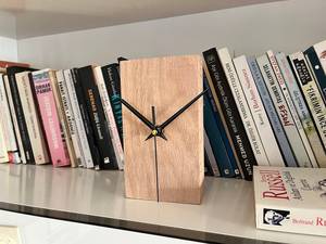 Reloj de Escritorio Rústico de Madera con Patrón de Vetas Naturales Únicas - Product Image 2