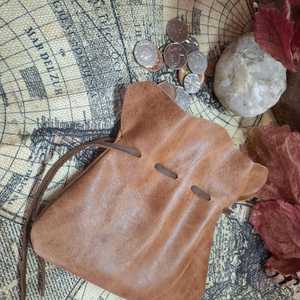 Bolsa de cuero hecha a mano con cordón, color marrón, forma irregular, bolsa portátil para monedas, artesanía natural - Product Image 6