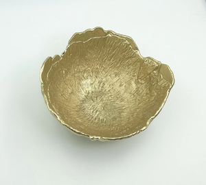Bol en métal doré fait main avec motif floral sculpté, plat de service décoratif glamour pour offrir en cadeau et décorer la maison - Product Image 3