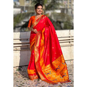 Sari en soie Paithani rouge Elite Weaves avec bordure en satin Muniya, vêtements indiens et pakistanais - Product Image 1