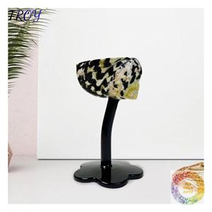 Gobelet à cocktail en forme de coquillage inspiré de l'océan avec tige sculpturale, décoration de table pour mariage à la plage et présentation pour salle à manger de style côtier - Product Image 1