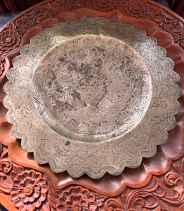 Bandeja Decorativa de Latón Asiático con Acabado Antiguo, Motivo Central de Dragón Chino Grabado a Mano, Borde Festoneado, para Colgar en la Pared - Product Image 3