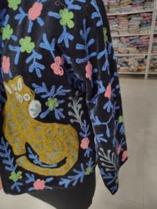 Blouson bomber brodé à la main pour femme avec motif floral et motif chat, fermeture éclair, style automne, cadeau pour elle - Product Image 3