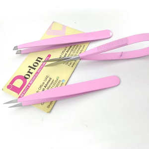 Pinces à sourcils personnalisées avec revêtement coloré, en acier inoxydable, à pointe inclinée, avec logo personnalisé, pour le modelage des sourcils. - Product Image 1