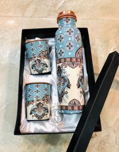 Juego de botella de agua de cobre puro hecha a mano con dos vasos impresos, artículos de cobre para bebidas, para el hogar, hotel, oficina, regalo de bienestar - Product Image 1