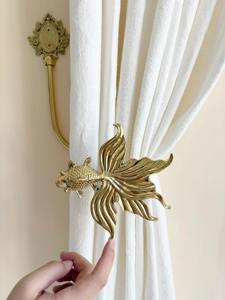 Sujetador de Cortina Decorativo con Forma de Pez Artístico, Acabado Dorado, Accesorio para Cortinas, Perfecto para Interiores de Hogares de Lujo, de la India - Product Image 4