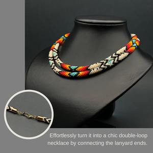 Chaîne de corps perlée faite à la main avec fermoir doré, tissée avec des motifs géométriques rouges, jaunes, oranges, turquoise, noirs et beiges, accessoire - Product Image 4