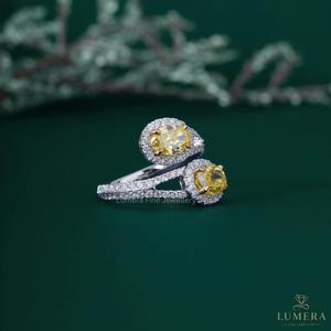 Bague ouverte double halo en or blanc 18 carats avec diamant jaune taille poire 2,9 carats et bande pavée, diamant jaune fantaisie cultivé en laboratoire pour femme - Product Image 3
