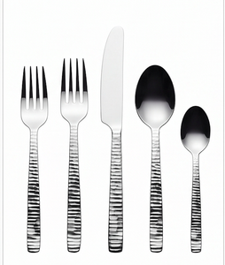 Ensemble de couverts minimalistes en acier inoxydable avec manche martelé et finition miroir – Fourchette, couteau, cuillère – Essentiels pour les mariages et les dîners - Product Image 1