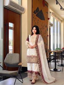 Ensemble prêt-à-porter : haut en georgette à étoiles avec broderie de créateur, travail de sequins, rembourrage bicolore, pantalon palazzo et dupatta. - Product Image 2