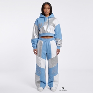 Conjunto Deportivo para Mujer con Sudadera Azul Claro y Blanca con Parches Metálicos, Pantalones Anchos con Pedrería, Ropa Urbana Personalizada - Product Image 1