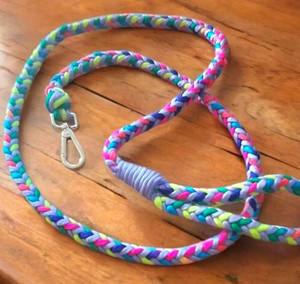 Correa de Paracord Anudada a Mano con Diseño de Arcoíris - Product Image 1