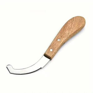 Couteau de fermeur de sabots haut de gamme - Manche ergonomique en bois pour un traitement efficace des infestations des sabots - Product Image 1