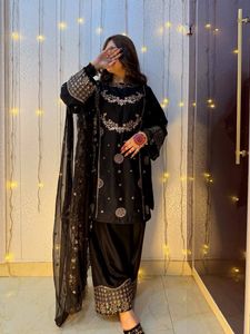 Ensemble haut et pantalon palazzo en crêpe français entièrement brodé de Zari et de sequins, avec dupatta assortie, par un créateur de renom. - Product Image 5