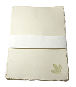 Papel de algodón reciclado hecho a mano con bordes irregulares (bordes naturales) A4, papeles de carta con impresión de hojas frescas, juego de papelería. - Product Image 1