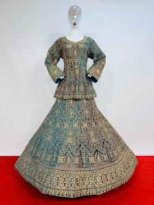 Lujoso conjunto de Lehenga nupcial Peplum de terciopelo con piedras Zarkan pesadas Dupatta nupcial completa y Lehenga acampanado para boda y fiesta - Product Image 4