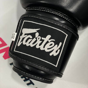 ถุงมือชกมวยไทย Fairtex One สีดำ รุ่นขายดีล่าสุด หนังแท้ สำหรับคิกบ็อกซิ่ง ฝึกซ้อม ต่อสู้ ออกกำลังกายในยิม - Product Image 3