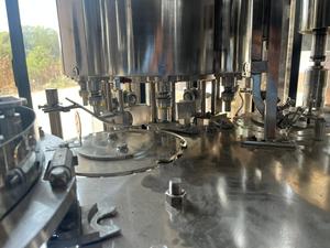 Machine d'embouteillage automatique d'eau pure AIM 40BPM 200ml/500ml avec système de rinçage, remplissage et bouchage par pompe électrique haute performance - Product Image 4