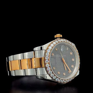 Reloj de oro rosa bicolor con esfera color chocolate, bisel con diamantes y función de fecha automática, y bisel con diamante moissanita VVS de 3 quilates. - Product Image 1