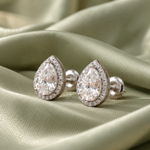 Boucles d'oreilles en or 18 carats avec diamant de laboratoire taille poire, pierre centrale de 2 carats, 3,5 g, certifiées IGI |   Fournisseur de bijoux en gros en Inde - Product Image 1